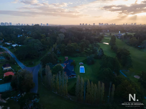 En Venta Casa De 4 Dormitorios, Con Agradable Entorno En Golf, Punta Del Este.