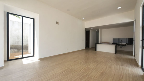 Casa En Venta En Fiora Residencial Cholul, Merida, Yuc. Rcv371