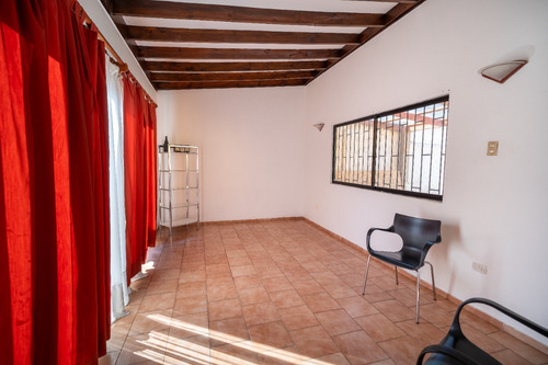 Gran Casa De Dos Pisos En Excelente Sector De Concón