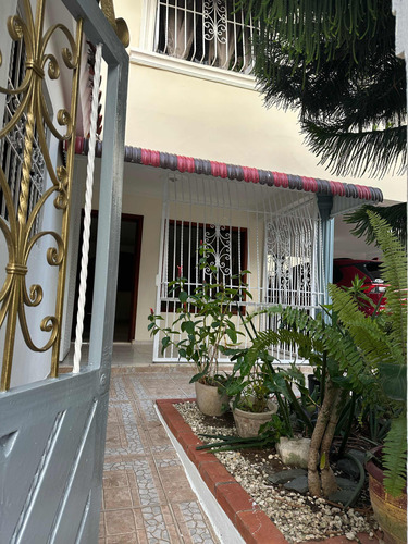 Alquilo Casa En Av República De Colombia Santo Domingo