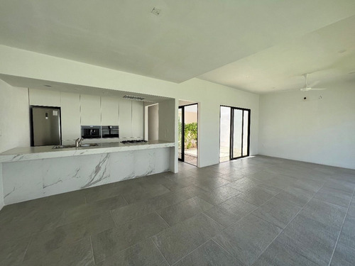 Casa En Venta En Merida, Oasis Cholul, Privada Con Amenidades, Mod 225