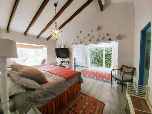 Estilo Colonial Con Gran Terreno Y Lindas Vistas