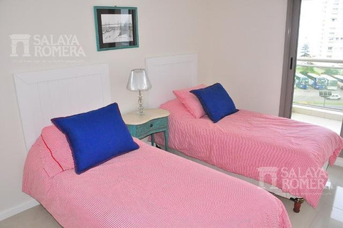 Apartamento De 4 Dormitorios Ubicado En Primera Linea De Playa Brava, Punta Del Este