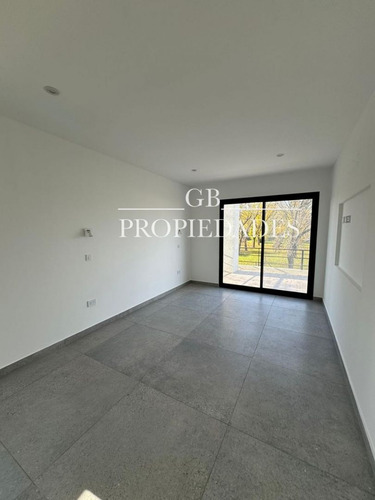 Venta De Casa 5 Ambientes En Pilar Del Este / Santa Elena