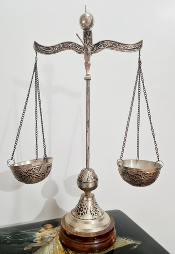 Balanza De La Justicia En Pewter Y Madera (Usado)