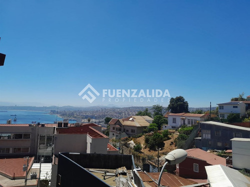 Casa En Venta Con 3 Departamentos Y Un Loft En Valparaíso