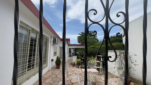 Casa Chalet En Venta Ubicado En Ituzaingó, G.b.a. Zona Oeste, Argentina