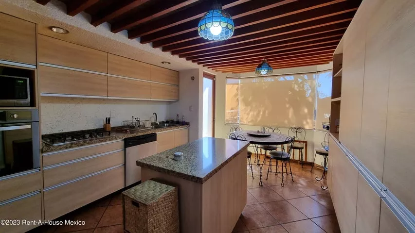 Casa Amueblada Con Pasillo De Servicio Y Estudio. Renta, Juriquilla