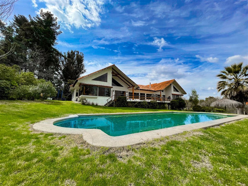 Casa En Venta De 5 Dorm. En Las Cabras