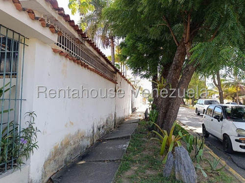 Esta Casa De Esquina Ubicada En El Trigal Norte, En Una Calle Cerrada, No Solo Es Ideal Para Vivir En Tranquilidad, Sino Que Su Anexo Con Acceso Independiente Desde La Av. Principal Ofrece Oportunidad