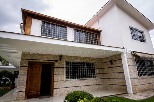 Bella Casa, Con Amplios Espacios Y Jardines Ubicada En Calle Cerrada. 25-17564.
