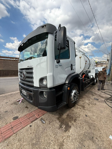 Caminhão Com Tanque Limpa Fossa E Hidro Jato (eqp Combinado)