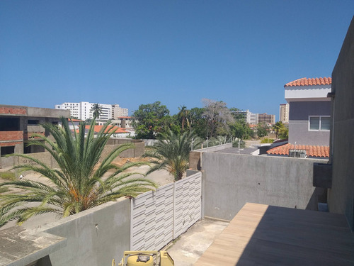 Imagen 11 de 12 de Townhouse En Margarita, Urb Costa Azul. Amplio, Cómodo