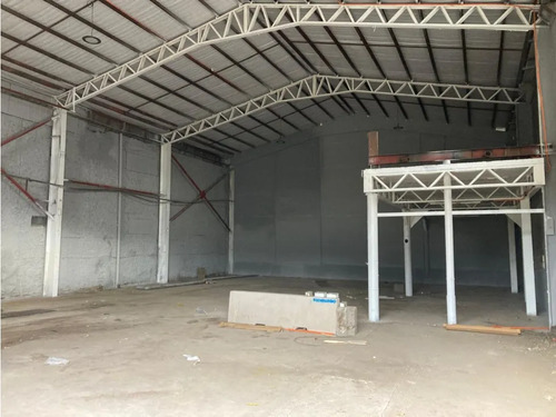 Arriendo Bodega De 325 M² En El Salto, Recoleta.