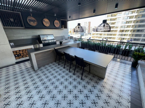 Moderno Edificio Metro Ñuñoa Piscina / Sala De Cine / Spa