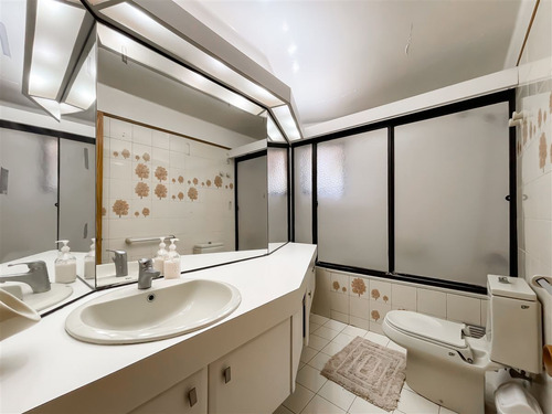 Casa En Venta De 7 Dorm. En Las Condes