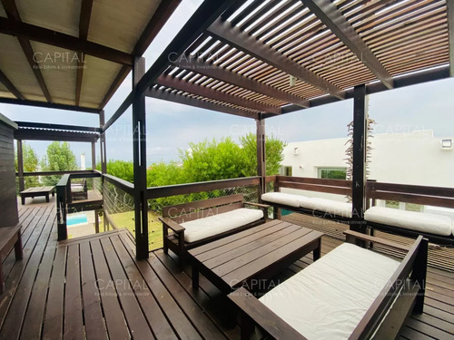 Casa De Seis Dormitorios En Venta En El Chorro, Manantiales