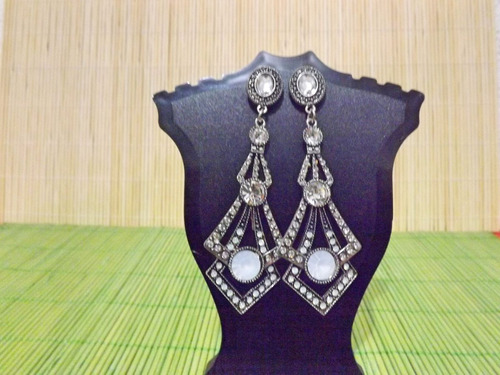Imagem 3 de 3 de Brinco Prata Com Pedras Brancas E Strass