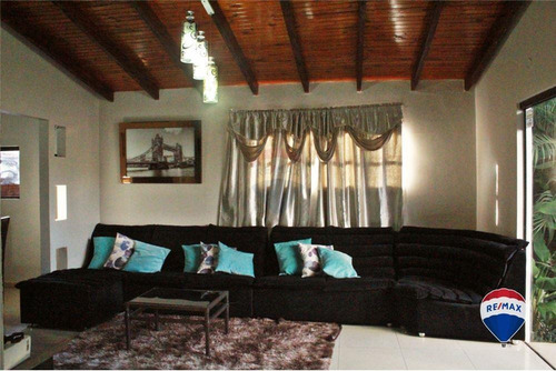 Imagen 4 de 14 de Vendo Casa En El Barrio San Francisco De Cambyreta, A Pasos Del Centro De Encarnación