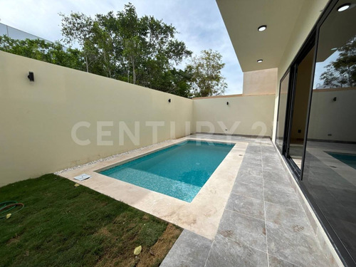 Residencia De Lujo En Vía Cumbres Con Amplios Espacios Y Exclusividad