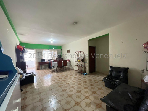 Casa Residencial Y Comercial En Venta Con Apartamento Anexo En Segundo Nivel Local Comercial A Pie De Calle Av 10 Diciembre Estef 25-7916
