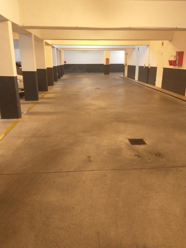 Imagen 2 de 5 de Excelente Cochera Cubiera En Edificio Nuevo. Inmejorable Ubicación - Martinez