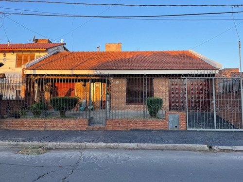 Oportunidad!!! Casa 4 Dorm, Cochera P/3 Vehiculos, C/pileta B° Ayacucho
