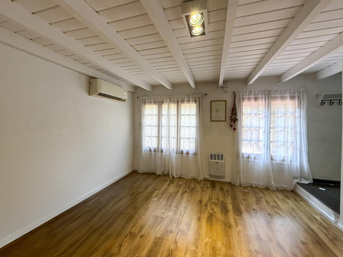 Casa De Pasillo De 2 Dormitorios Con Patio Y Parrillero
