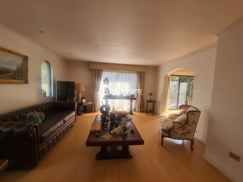 Casa En Venta De 5 Dorm. 3 Baños Mas Servicios En Las Condes