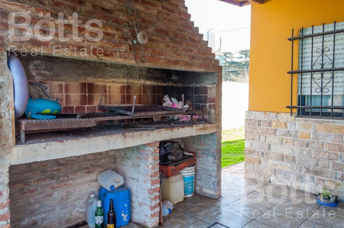 Imagen 2 de 18 de Venta De Casa Tipo Quinta Con Pileta En Amplio Terreno En Trujui - Moreno