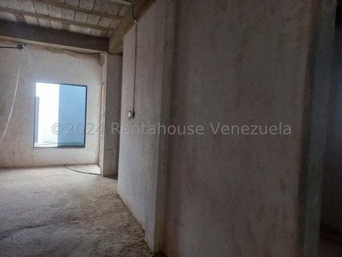 Townhouse Venta Obra Gris Con Pozo, Parrillera, Piscina Jardin Mañongo Naguanagua Carabobo L..eida Falcon Lf24-15518