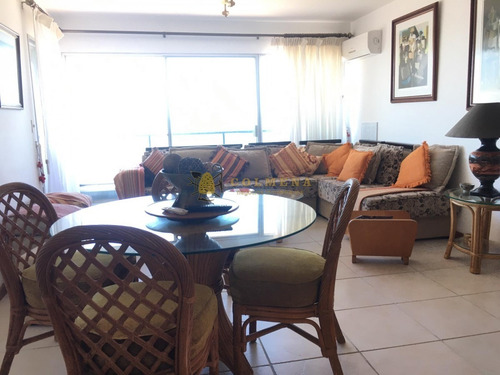 Encantador Penthouse Con Parrillero Propio, Frente Al Mar- Ref: 3718
