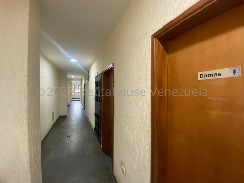 Edificio Comercial A La Venta En Playa Grande.locales,deposito,oficinas, Estacionamiento. 23-16262gm