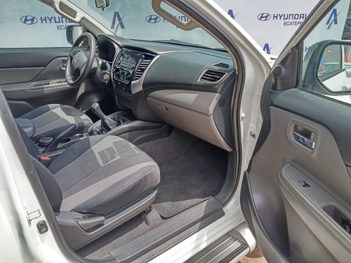 Imagen 8 de 13 de Mitsubishi L200 2018 2.4 Cabina Doble 4x2 Mt