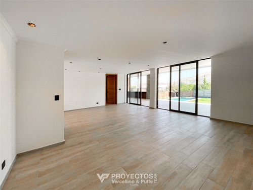 Moderna Y Espaciosa Casa Con Piscina, Jardín Y Quincho