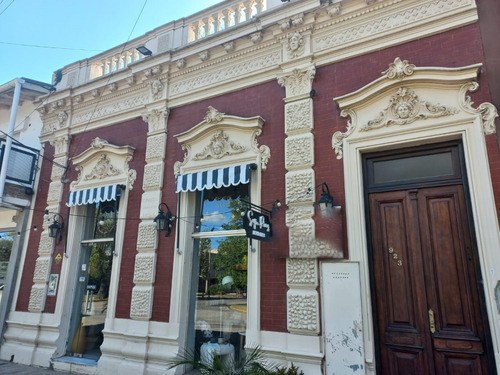 Casa De Estilo Antiguo Con Local Frente A La Plaza Principal En Venta, General Las Heras