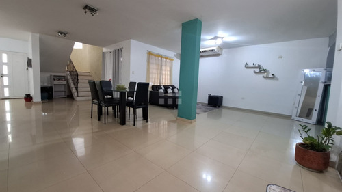 Amplio Townhouse En Venta - Laguna Blanca Ii - Nueva Barcelona
