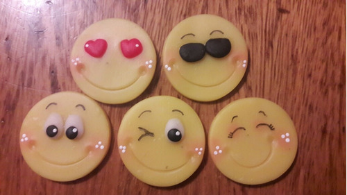 20 Pins Prendedor En Porcelana Fria Emojis Emoticon Souvenir