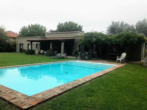 Casa Estilo Campo De Dormitorios 2 En Suite. Parrilla, Piscina. Garaje Para 2 Autos. La Escondida