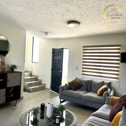 Casa Residencial Con Estilo Minimalista Y Terraza