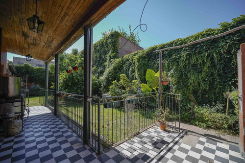 Disfruta De Una Casa Con Jardin, Quincho Y Garage - 5 Ambientes!