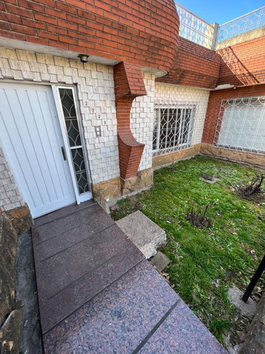 Imagen 2 de 20 de Casa En Venta De 2 Dormitorios C/ Cochera En San Justo