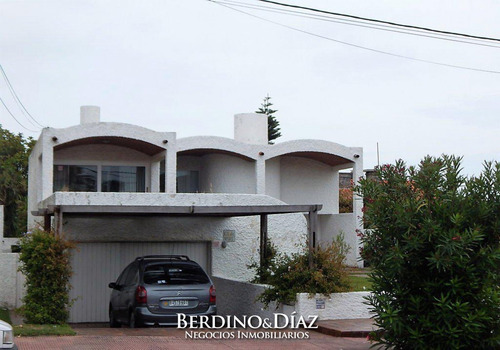 Hermosa Y Muy Amplia Casa Estilo Tradicional Ubicada En La Zona Mas Exclusiva De Punta Del Este- Ref: 25
