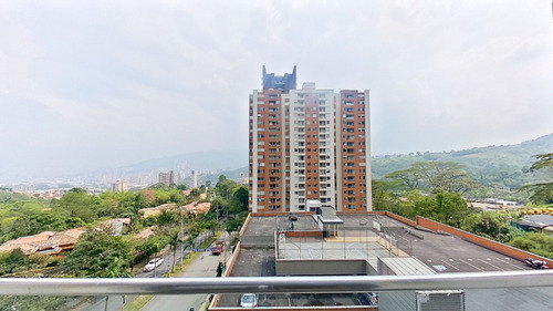 Apartamento Con Buena Vista, Iluminado Y Ventilado. Buenos Acabados. 