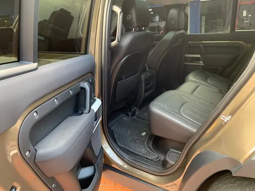 Land Rover Defender First 2021