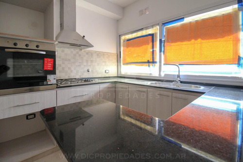 Amplios Triplex A Estrenar 5 Ambientes, Excelente Ubicación - Olivos