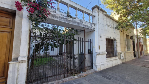 Alta Córdoba - Casa 3 Dormitorios - Patio Y Jardín - Escritura