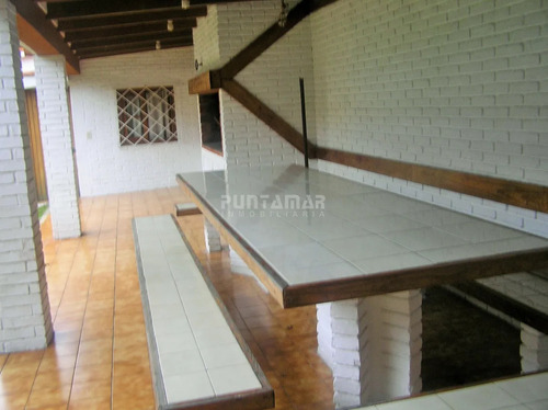 Casa Super Disfrutable Para Vivir Todo El Año, Cerca De Playa Mansa, Shopping Y Hotel Conrad .