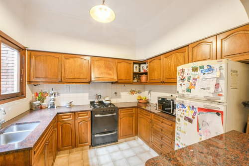 Casa De Pasillo En Venta De 4 Dormitorios Con Parrillero Y Cochera Centro