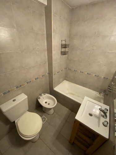 Vendo Departamento 2 Ambientes Barrio De Villa Devoto, 1er Piso Al Frente, Con Espacio Guardacoche